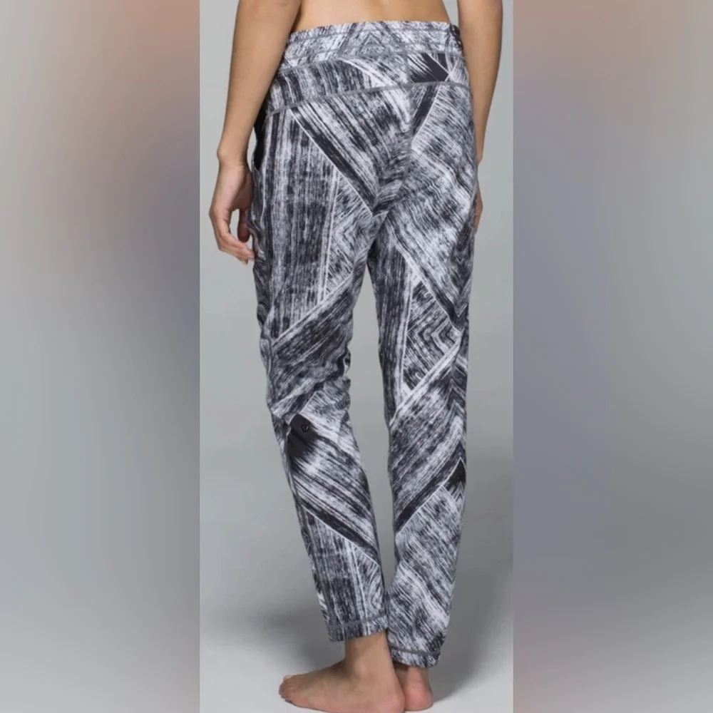 RARE Lululemon Namaskar Pant II Size 6 Black White Print Yoga Jogger Athleisure
